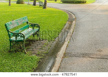 Grøn bænk i parken