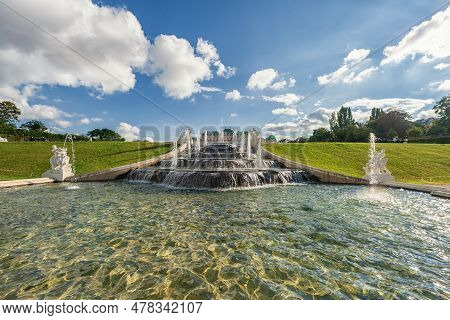 Vienna, Austria - October 09, 2016: Belvedere Palace And Garden With Fountain. Sightseeing Object In