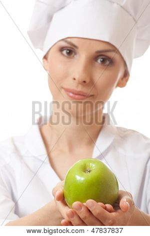 Smilende kvinde cook med apple, isoladed på hvid baggrund