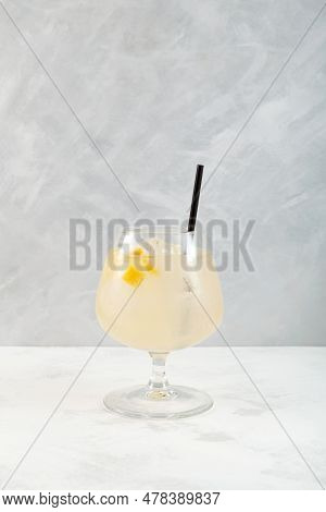Glass Of Pomada Drink. Fresh Summer Iced Cocktail With Gin And Lemonade. Light Grey Background, Vert
