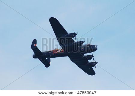 EASTBOURNE, Anglie - 11. srpna: Avro Lancaster bombardér PA474 z bitvy o Británii Memorial letová