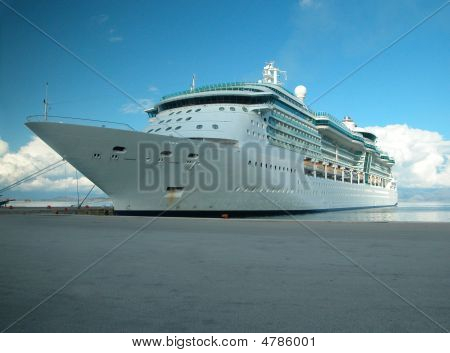 도킹 된 유람선