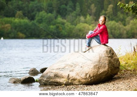 Teengirl vicino al fiume.