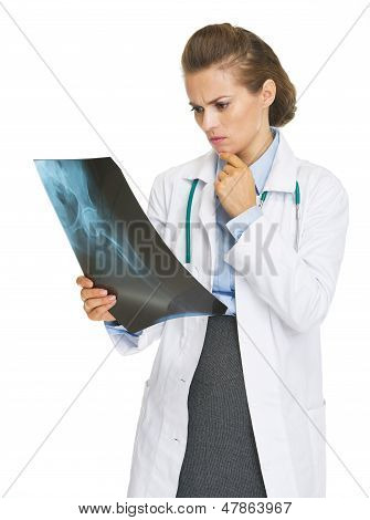 Promyšlené doktor žena při pohledu na Fluorography