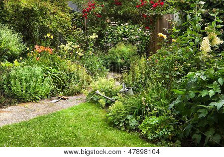 Gartenarbeit an Sommermorgen