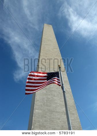 Washington Monument a americká vlajka