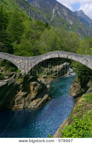 Most v Lavertezzo, údolí Verzasca