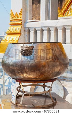 Famous Wat Trimit (Golden Buddha) temple in Bangkok, Thailand
