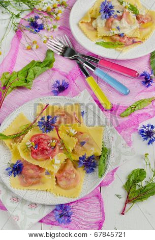 Ravioli with beets and ricotta chese