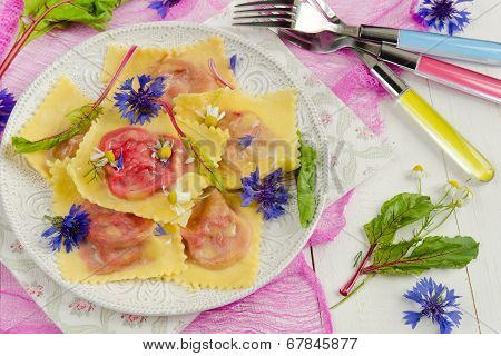 Ravioli with beets and ricotta chese