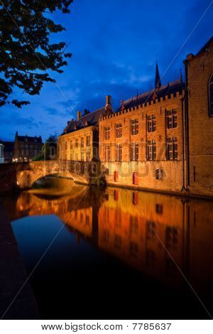 Bruges épületek tükröződik csatorna
