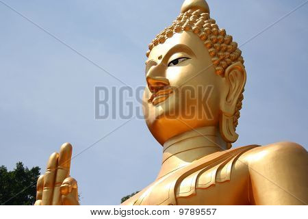 Zlatý Buddha. Na Wat Khao Rang, Phuket, Thajsko.