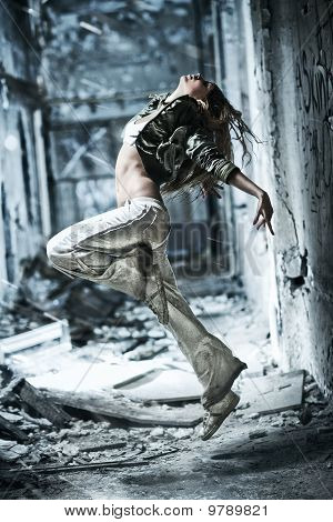 Jeune femme danse