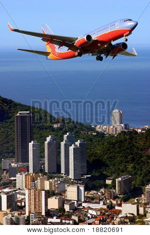 Avião sobre a praia de Ipanema no Brasil