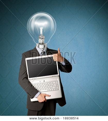 zakenman met lamp-hoofd met open laptop toont welldone