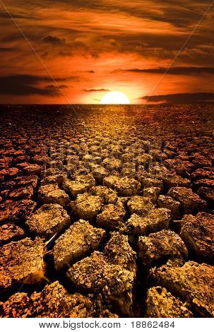 Sonnenuntergang über trockenes land