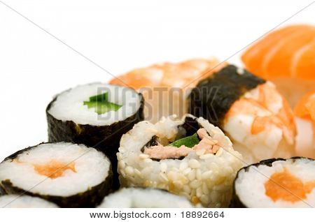 Sushi auf weißem Hintergrund