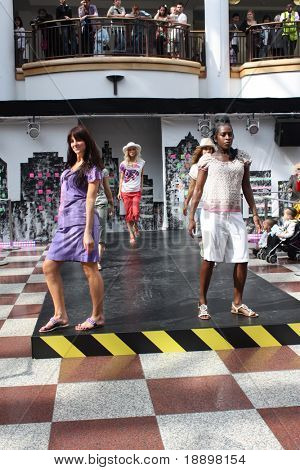 CROYDON, LONDON - 24 kwietnia: Modele w pokaz mody Fusion miejski moda na 24 kwietnia 2010 w Whitgi