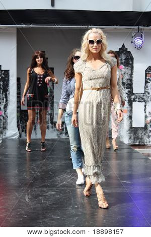 CROYDON, LONDON - 24 kwietnia: Modele w pokaz mody Fusion miejski moda na 24 kwietnia 2010 w Whitgi