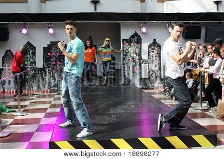 CROYDON, LONDON - 24 kwietnia: Modele w pokaz mody Fusion miejski moda na 24 kwietnia 2010 w Whitgi