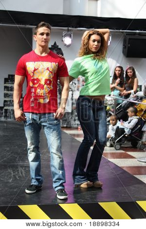 CROYDON, LONDON - 24 kwietnia: Modele w pokaz mody Fusion miejski moda na 24 kwietnia 2010 w Whitgi