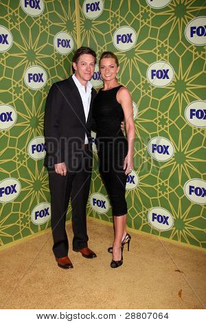 LOS ANGELES - JAN 8: Kevin Rahm. Jamie Pressly přijíždí z večírku Fox TCA - zima 2012 na hradě