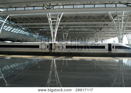 SHANGHAI, Cina - 27 novembre: Un treno proiettile si trova presso la stazione di Shanghai Hong Qiao in attesa per p
