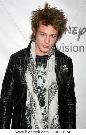 LOS ANGELES - JAN 10: Nicholas Roux anländer på ABC TCA partiet vintern 2012 på Langham Huntington 