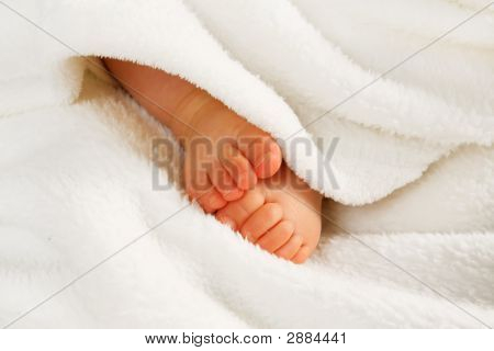 Pés de bebê pequeno