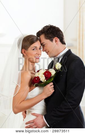 Noivos no dia do casamento, profundamente no amor