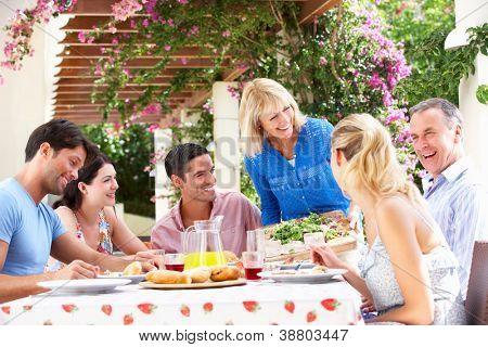 Groupe de jeunes et Senior Couples bénéficiant de repas familial