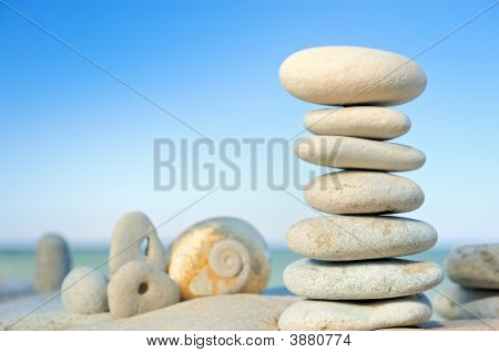 Pietre su una spiaggia di mattina