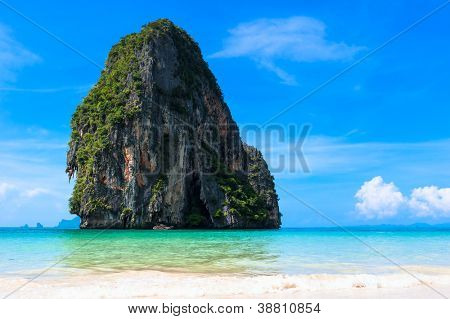 Plaży Pranang, Krabi town, Tajlandia. Błękitne niebo i jasne tropikalny krajobraz Lazur wody