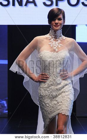 Záhřeb, Chorvatsko - 27. října: Fashion model nosí svatební šaty vyrobené od Vesna Sposa na ' svatební dny