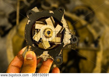 Car Important Parts: Fans Of Engine In Worker Hand In A Automobile Garage Or Service Center In Bangl