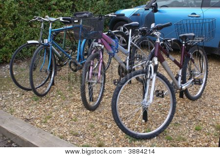 Ciclos. Ciclos em ciclos, área de estacionamento ou parque de estacionamento.