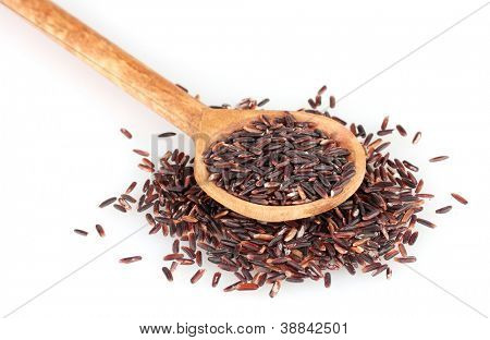 arroz preto com colher de pau, isolado no fundo branco