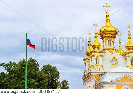 Petergof, Saint Petersburg, Russia - 12 August, 2020: Waving Russian Flag And Golden Domes Of The Ch