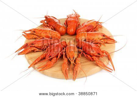 Crayfishes ต้มอร่อยบนเขียงแยกต่างหากบนพื้นสีขาว