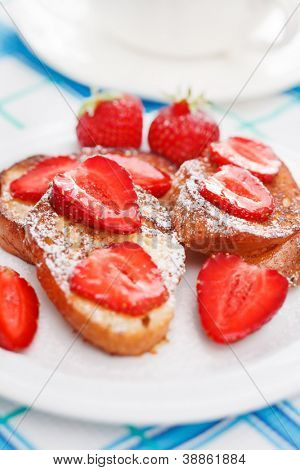 Toasts ฝรั่งเศสกับน้ำตาลผงสตรอเบอร์รี่