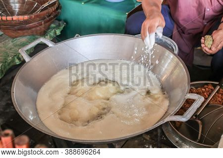 Homemade Deep-fried Sliced Banana With Sesame Call  