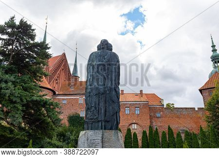 Frombork, Poland - Sept, 7, 2020: Monument To Nicolaus Copernicus And Fragment Of A Cathedral  Hill 
