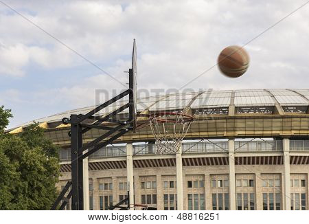 Basketbol. Bir büyük spor salonu nda Luzhnik arka planı halka içine topu sinekler