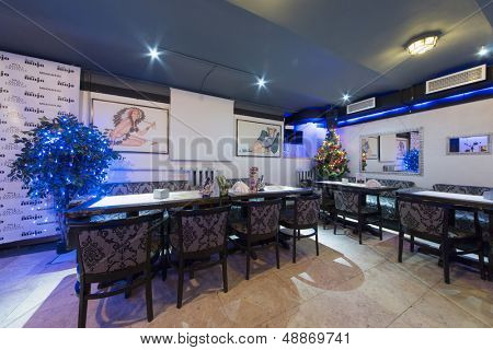 Moskova - 30 Aralık: Modern iç 30 Aralık 2012 tarihinde mavi ışıkla aydınlatılmış bir DJ Mojo Cafe