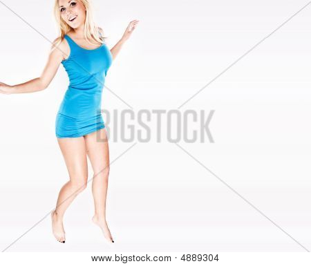 สาวเซ็กซี่ยิ้ม และกระโดด