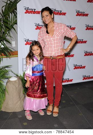 LOS ANGELES - OCT 18:  Constance Marie & Luna Marie Katich arrives to the 