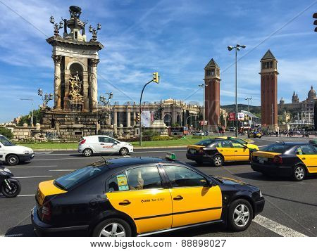 BARCELONA, SPAIN - APRIL, 2015: Traffic around famous Placa Espanya in Barcelona