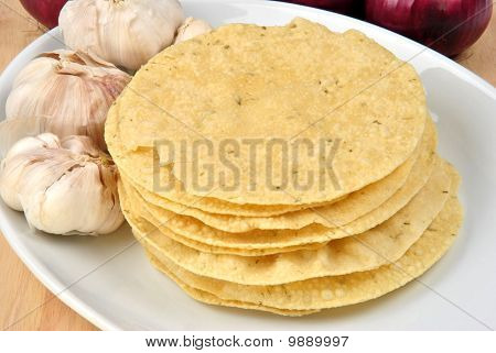 hausgemachte indische Poppadoms auf einem weißen Teller