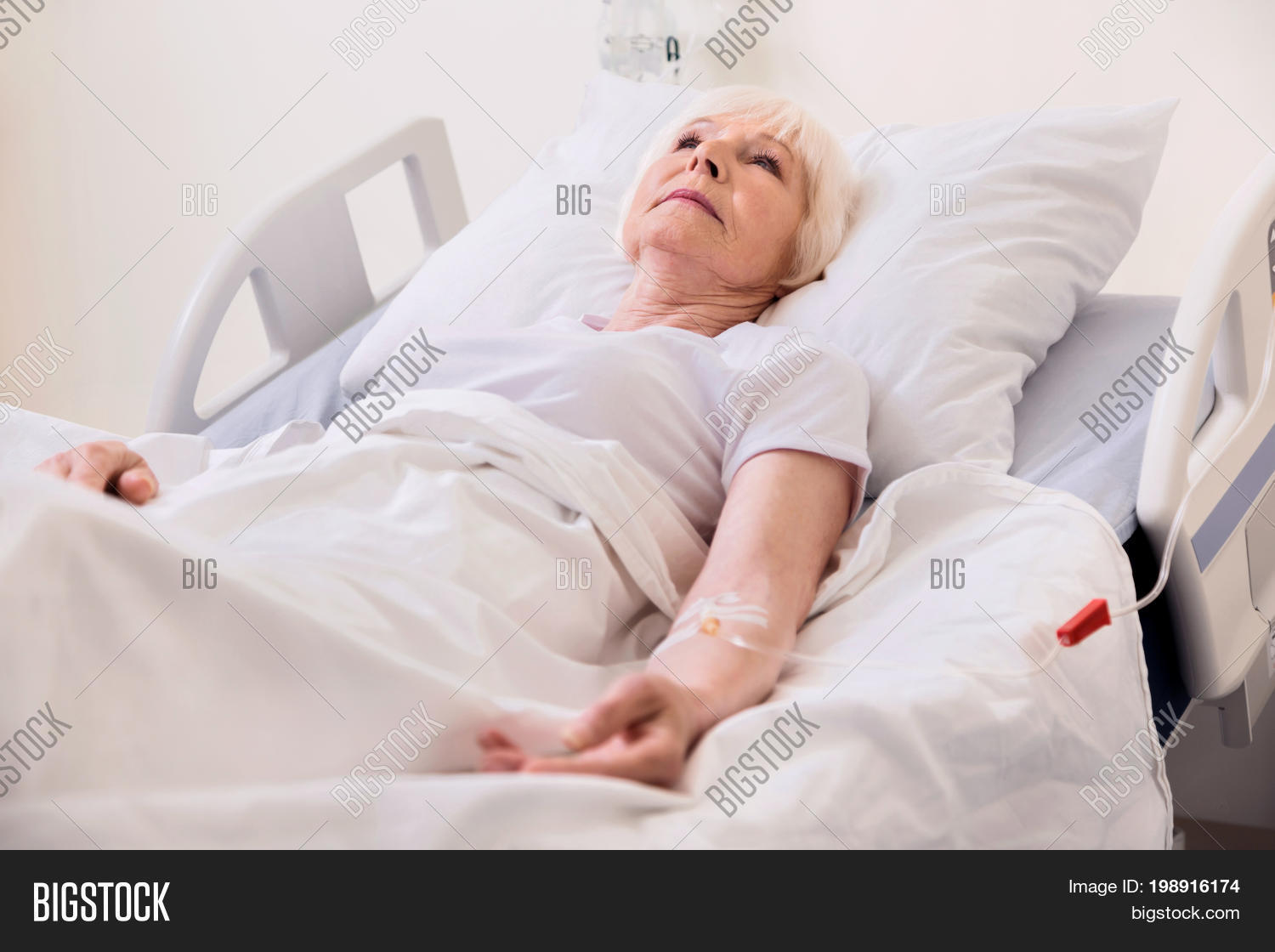 Тяжелобольные женщины. Больная женщина. Тяжелобольная женщина. Больная бабушка в кровати. Человек на больничной кровати.