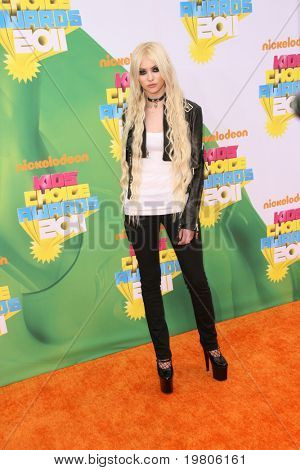 LOS ANGELES - ápr 2: Taylor Momsen érkezik a 2011 Kids Choice Awards Galen Center, USC a 